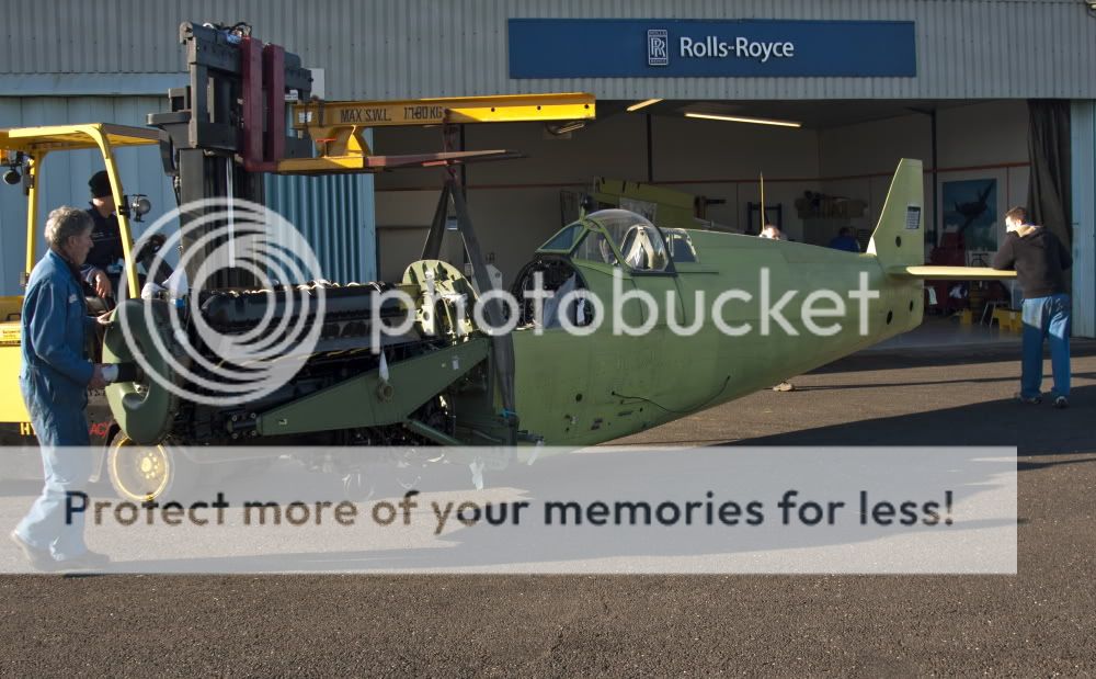 http://i536.photobucket.com/albums/ff321/taylortony/Aviation/Spitfire14arrivalunloadsmall.jpg